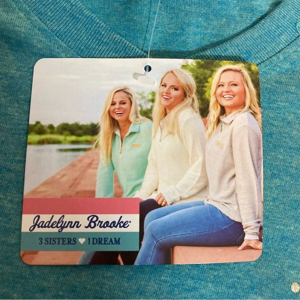 NWT JADELYNN BROOKE Best Friends Don’t Have To Be Human Graphic Tee Shirt Small - Picture 8 of 8